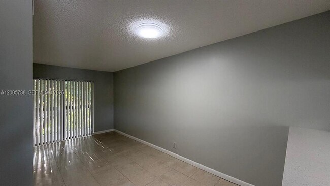 Foto del edificio - 4010 Lakeside Dr