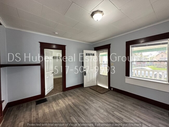 Building Photo - Lovely three bedroom, one bath home with b...
