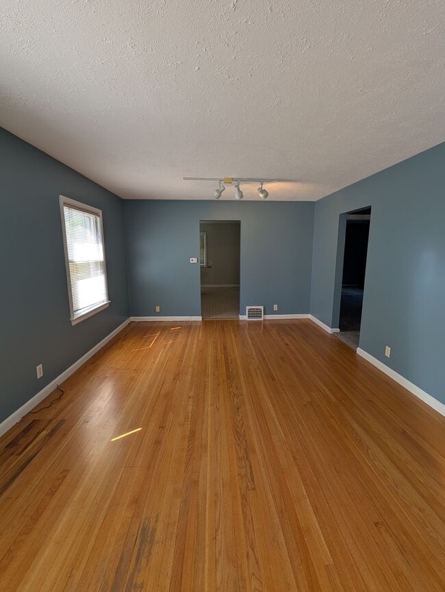 Building Photo - 547 S 11th Ave