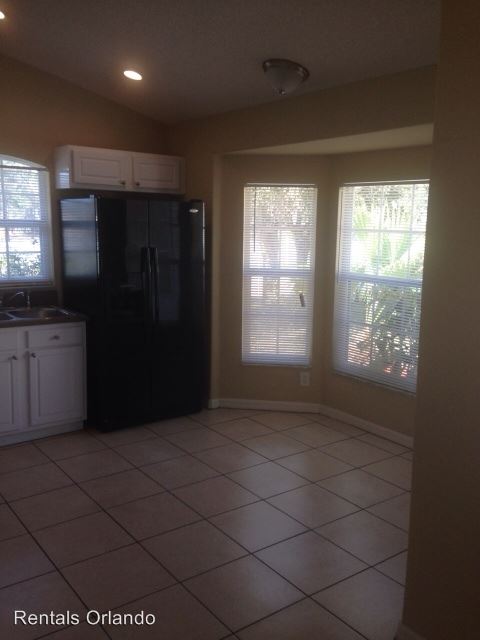 Building Photo - 105 S Roma Way