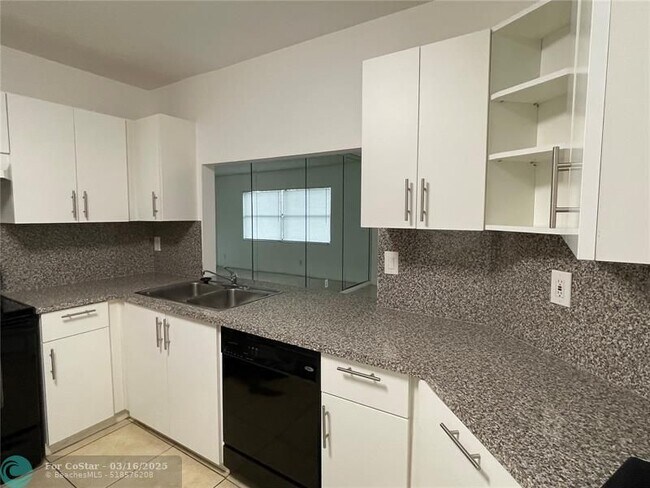 Foto del edificio - 2392 Coral Springs Dr