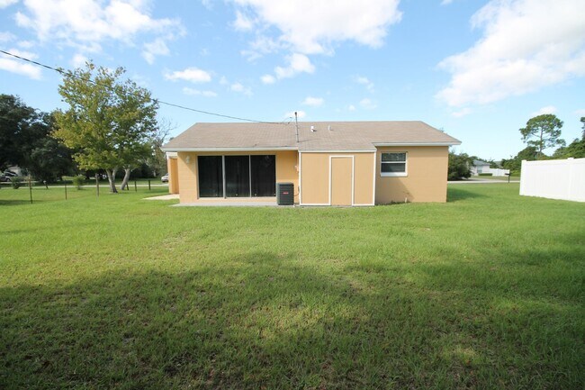 Building Photo - Charming 3 Bd/1 Ba Home with Spacious Backyard & Prime Location!