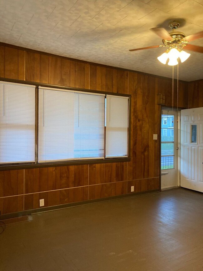 Foto del edificio - 1020 E Main St