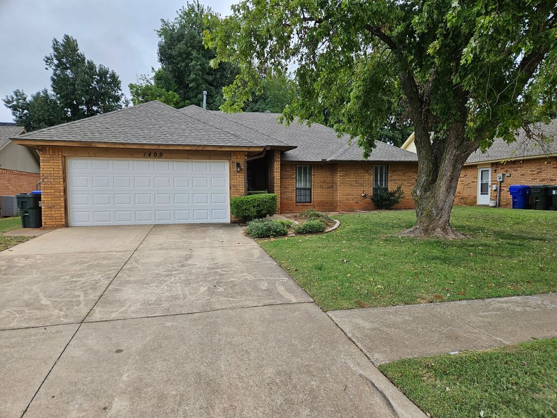 Primary Photo - (3) Bed/(2) Bath in West Norman Avail NOW!