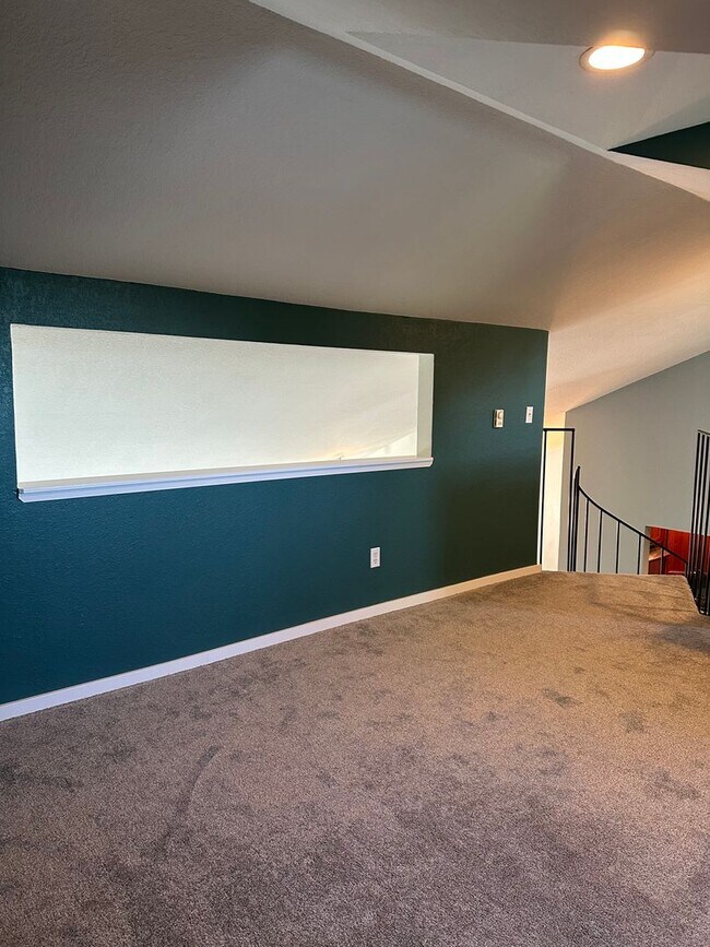 Building Photo - Colonial Square Top Floor Condo for Rent