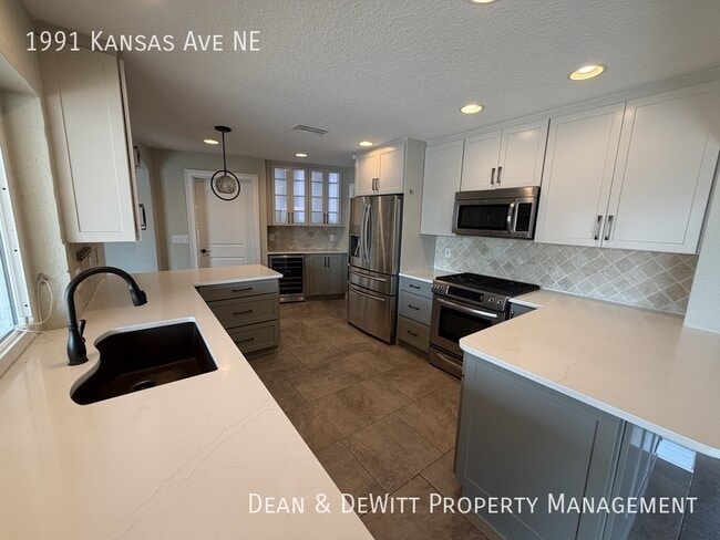 Building Photo - 4 Bed/3 Bath