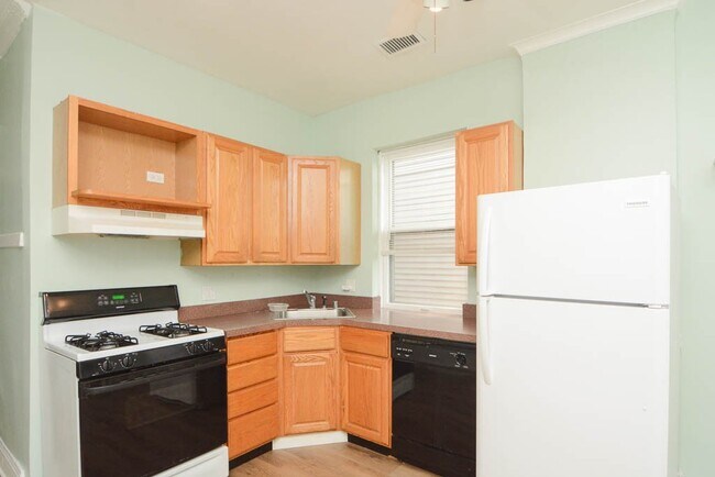 Foto del edificio - 1651 W Irving Park Rd