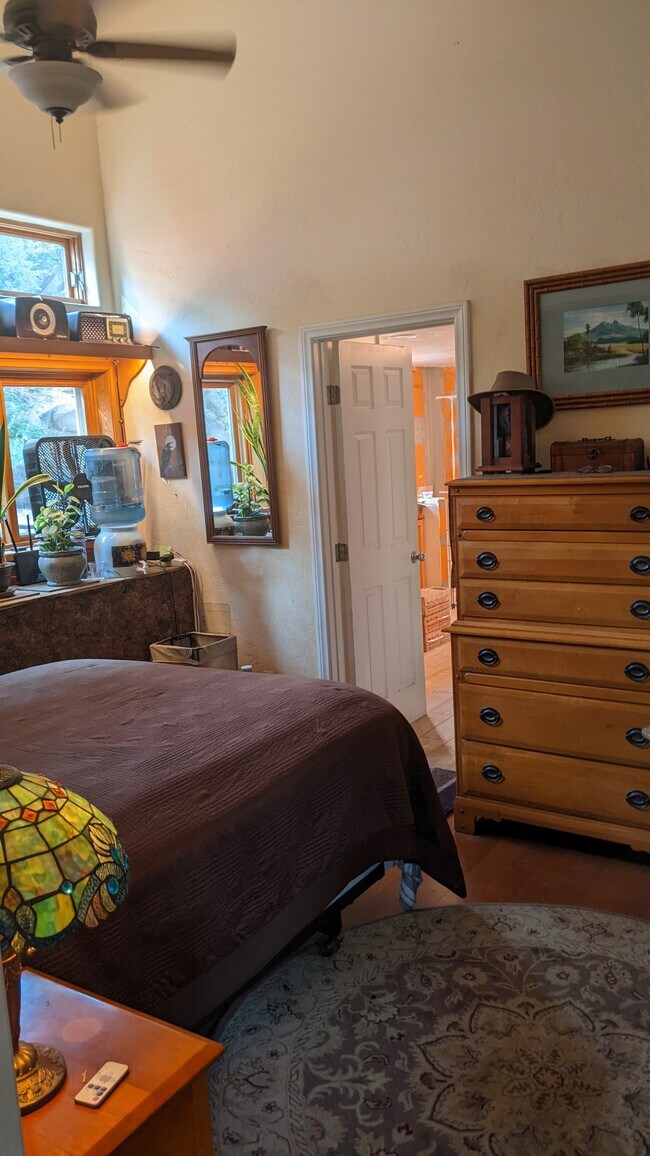 Muchas ventanas y luz acogedora. - 13915 Mussey Grade Rd
