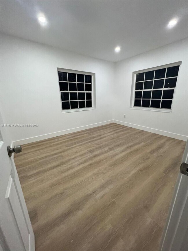 Foto del edificio - 1368 NW 71st St