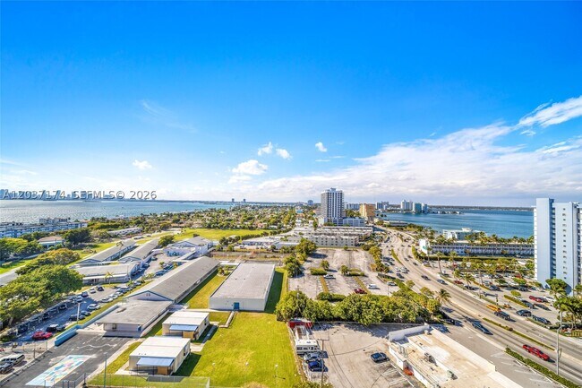 Foto del edificio - 7601 E Treasure Dr