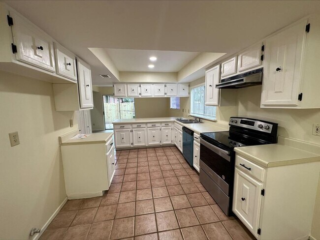 Building Photo - 7 Basal Briar Ct