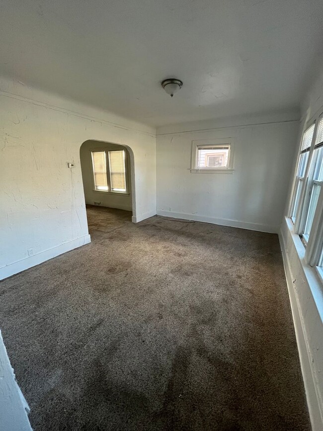 Building Photo - 2 Bed 1 Bath Lower Unit $925 Per Month