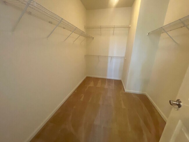 Building Photo - $500 Move In Special!! SPACIOUS 4 BEDROOM ...