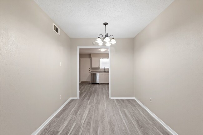 Building Photo - 233 W Tri Oaks Ln