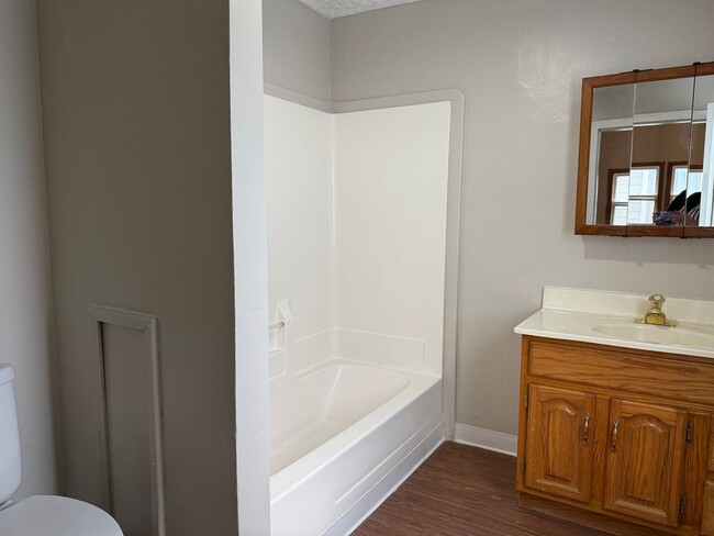 Building Photo - 2 Bedroom with a Bonus Room Close to Union...