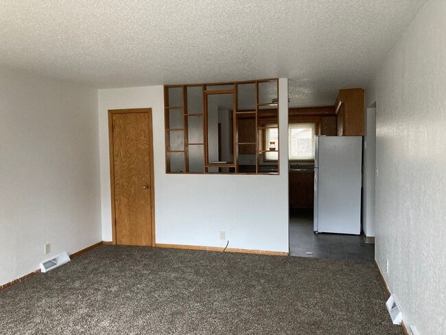 Building Photo - 3 bed 2 Bath Townhouse
