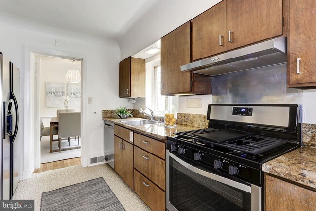 Foto del edificio - 4810 Rodman St NW