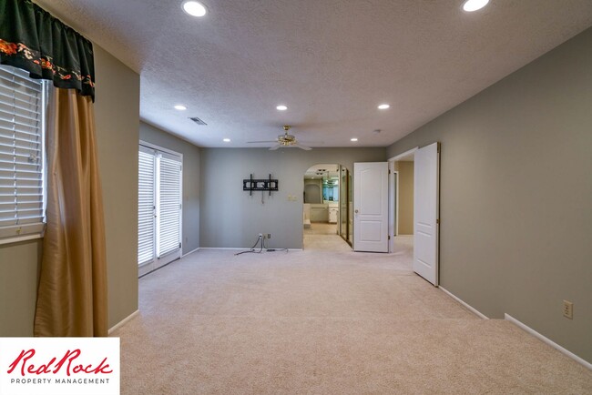 Building Photo - Great 5 Bedroom, 3 Bathroom Home in a Quie...
