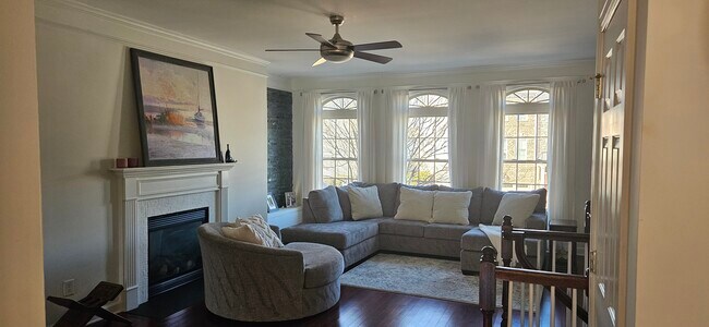 Spacious living room - 423 Panorama Park Pl