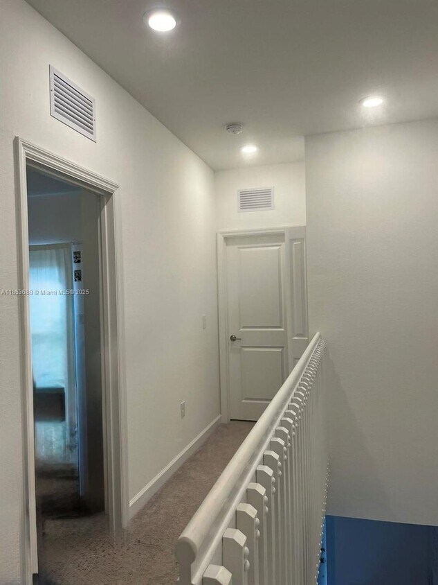 Foto principal - 947 NE 211th St