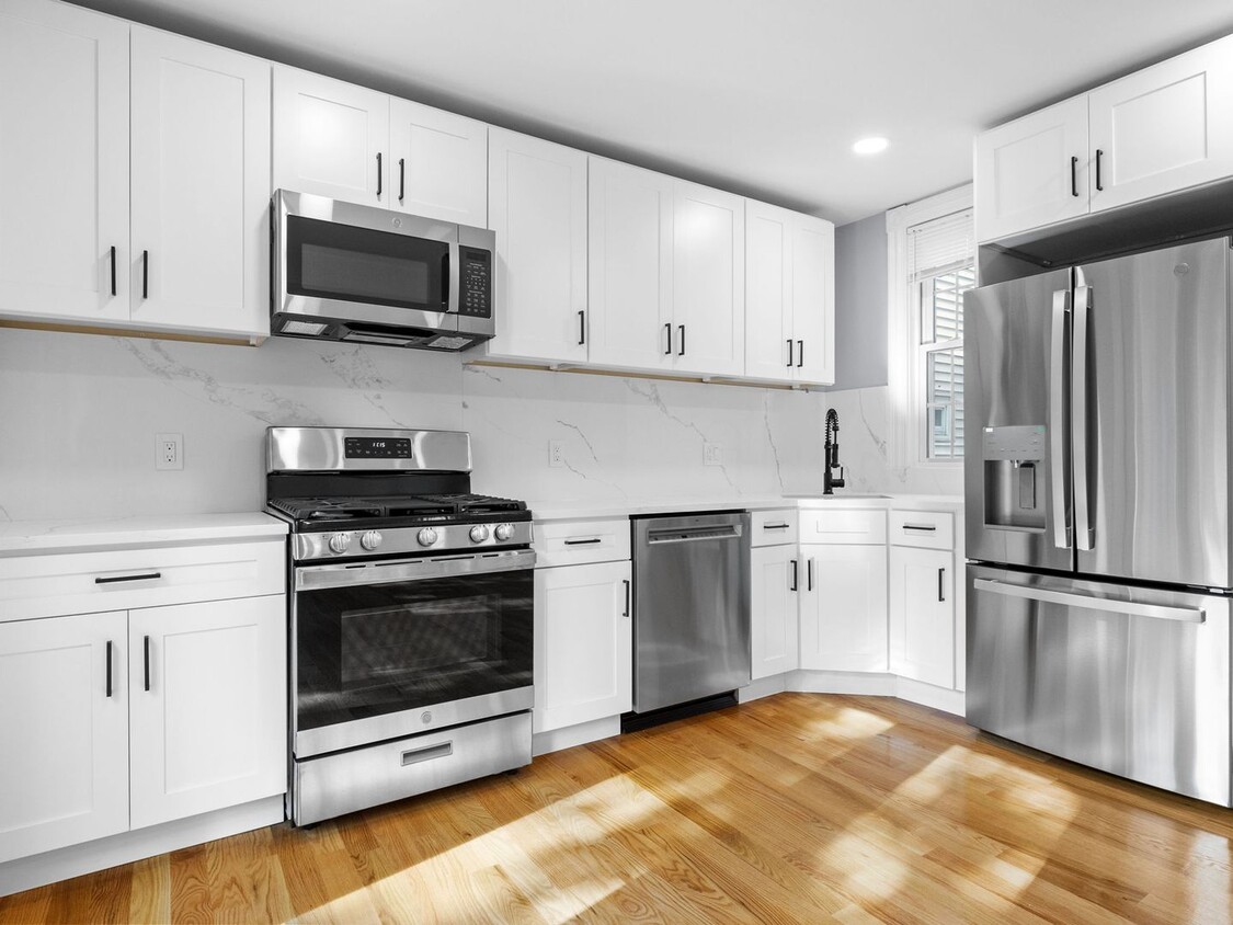 Primary Photo - Nicely renovated 3 bed near the Red Line i...