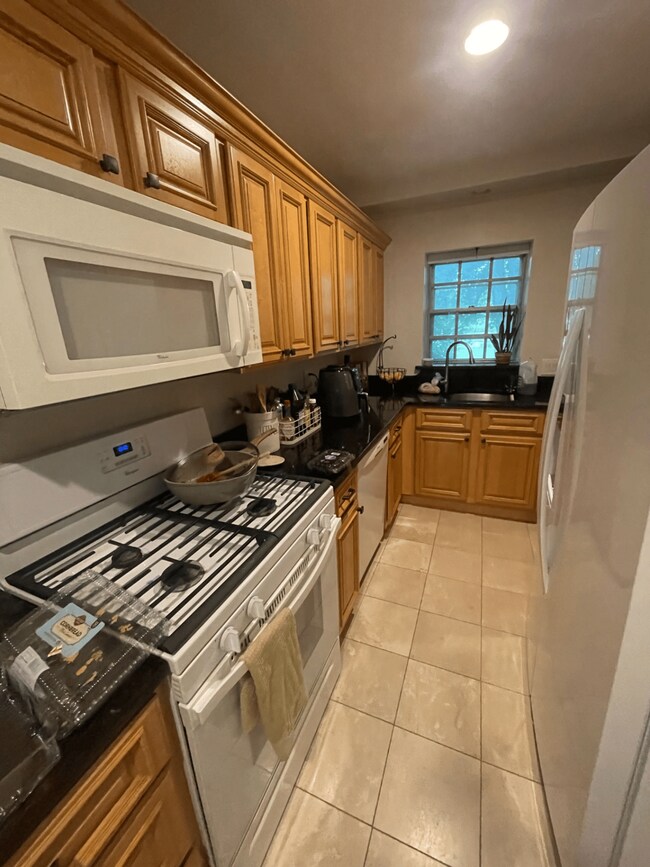 Building Photo - 51 Lake Shore Ct