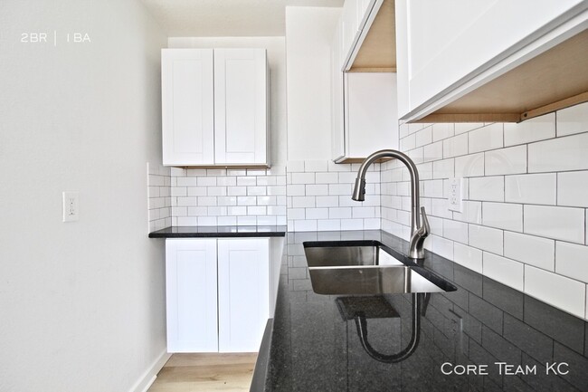 Building Photo - 2 Bedroom at the Oasis on Linwood
