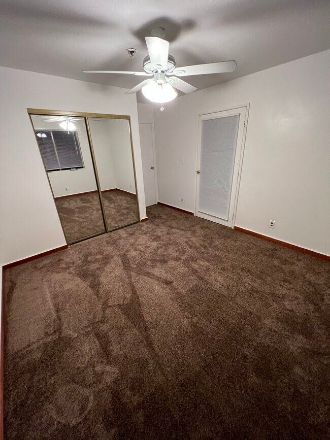 Habitación con la nueva alfombra & entrada separada - 7822 Genesta Ave