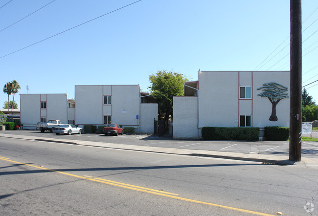 Building Photo - Capitol City Apartments