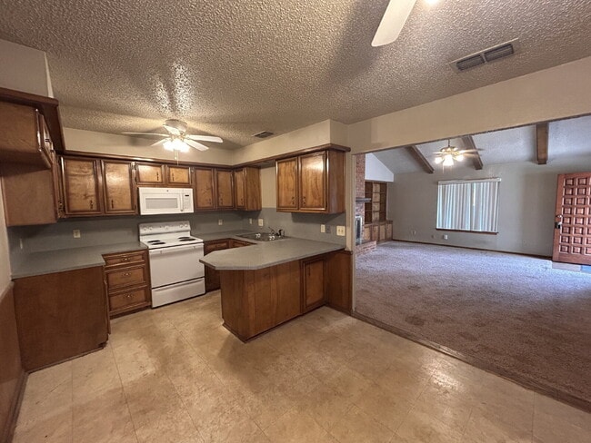 Building Photo - Quiet secluded duplex with great access to...