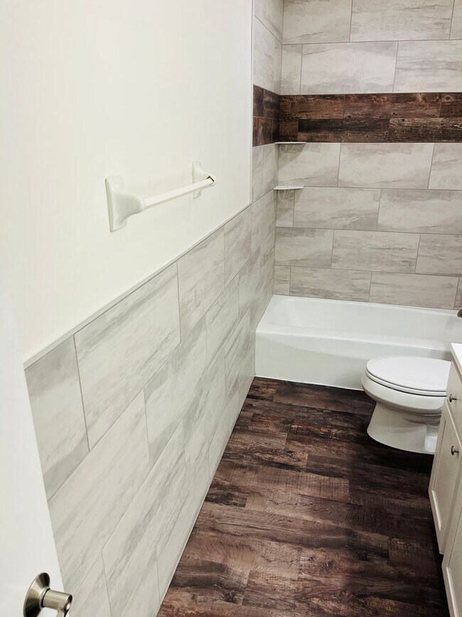Foto del edificio - Beautifully remodeled 3 bedroom, 2 bath duplex in Royal Oaks Neighborhood