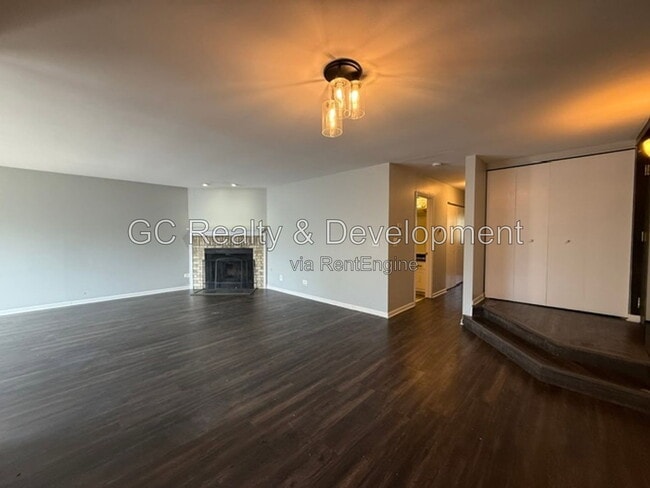 Building Photo - 320 Deer Glen Way