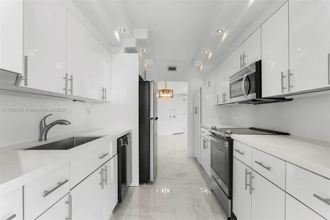 Building Photo - 19707 Turnberry Way