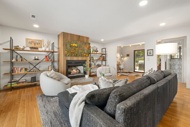 Building Photo - 2119 Loren Cir