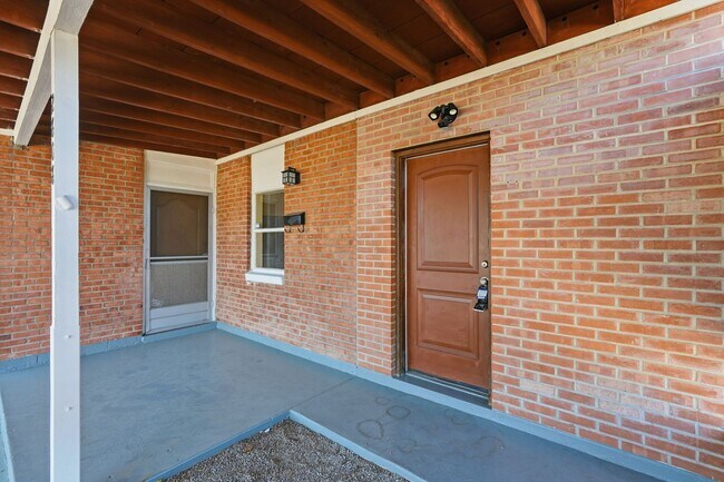 Building Photo - Light-Filled Tucson 2 Bedroom Rental – Move In This November!