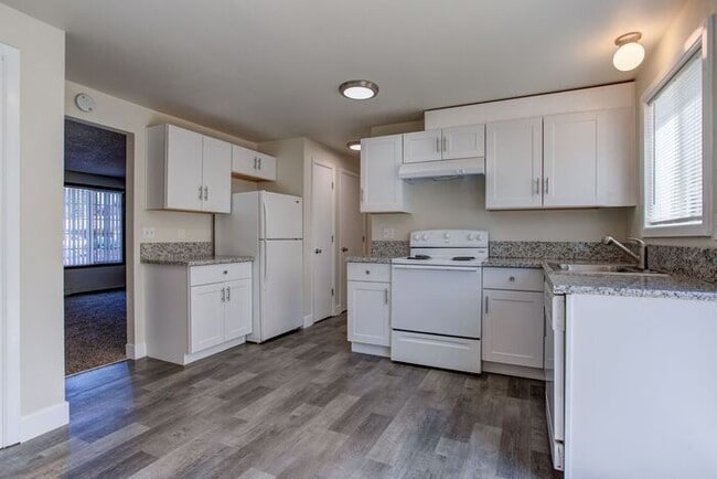 Building Photo - 2 bedroom unit available!! Pets OK!