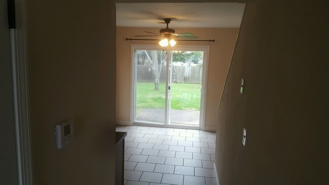 Building Photo - 407 Meadow Dr