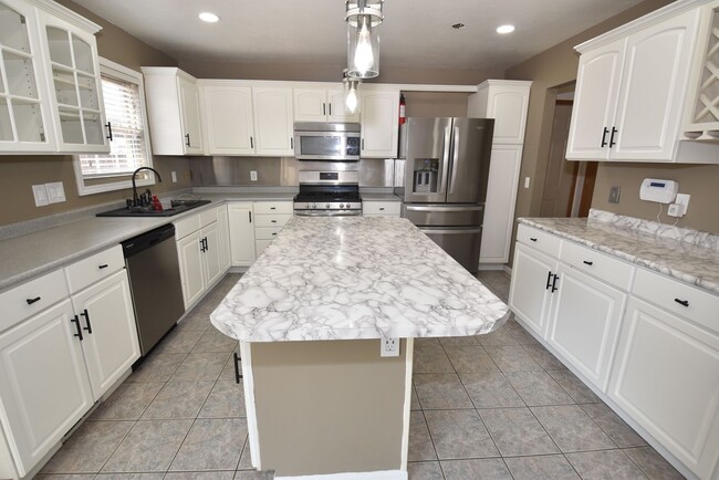 Building Photo - Nice Single Family Home with 3 bedrooms, o...