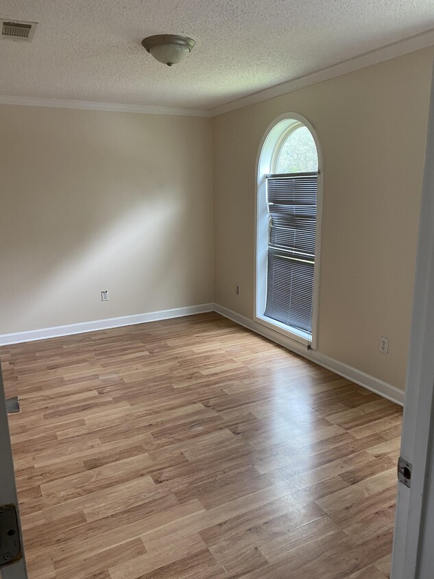 Foto principal - 6199 W Forrest St