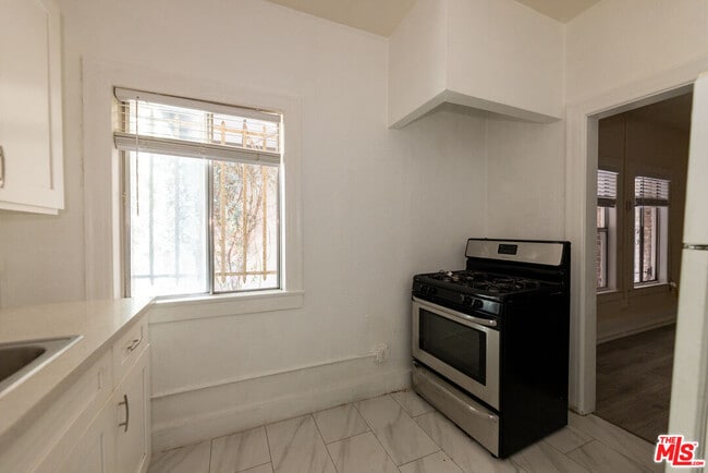 Foto del edificio - 661 Shatto Pl