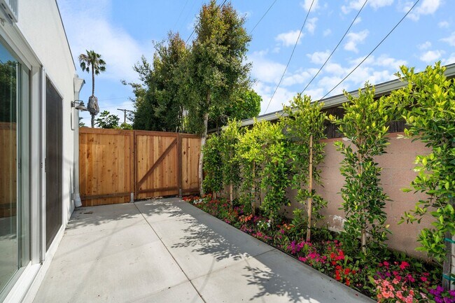 Building Photo - Quiet Guest house with private patio in Wi...