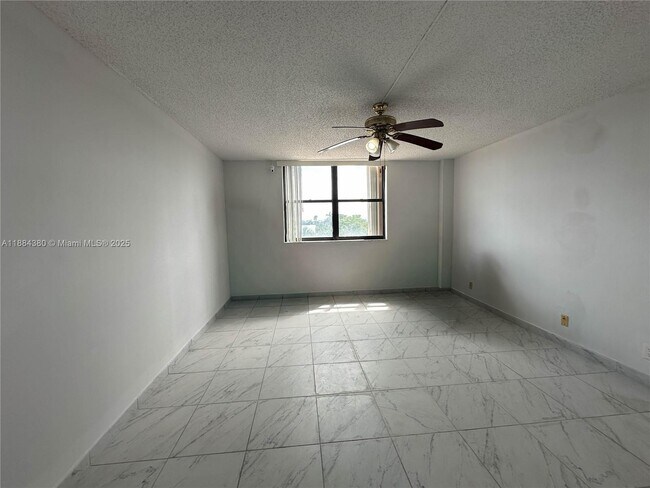 Foto del edificio - 2450 NE 135th St