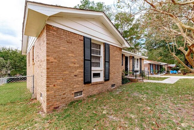 Building Photo - 117 Westbridge Rd