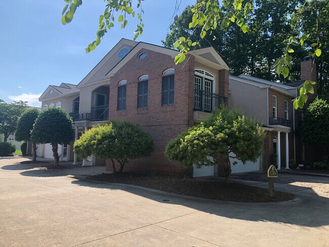 Building Photo - 1749 Heatherhill Rd
