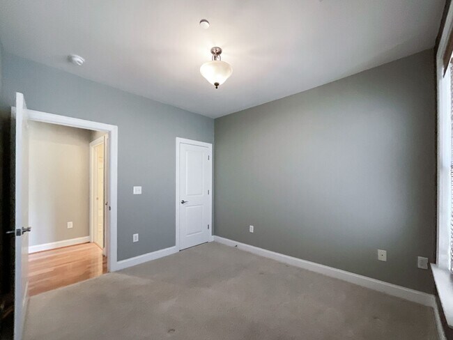 Foto del edificio - COMING SOON! Charlotte Living at Its Best! 2BR/2BA End Unit + Chef’s Kitchen & Water Included!