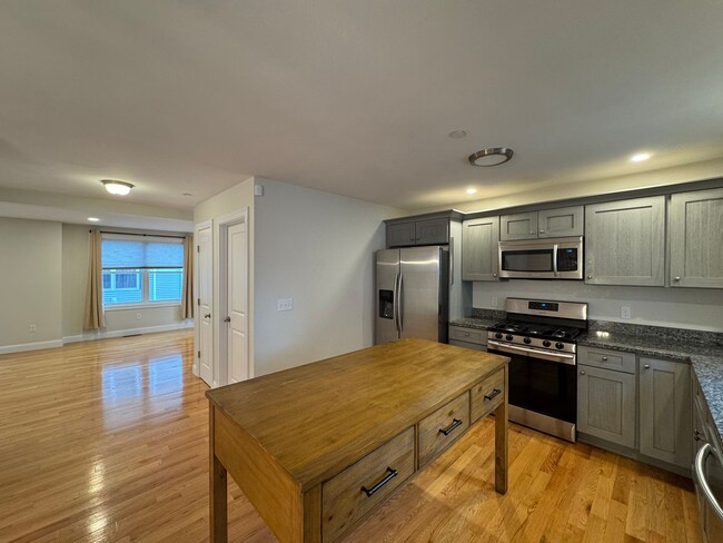 Foto del edificio - Modern Townhouse for Rent in Haverhill, MA...