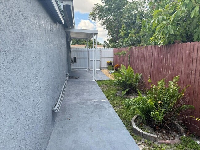 Foto del edificio - 6471 SW 27th St
