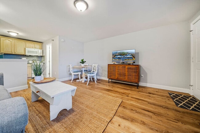 Building Photo - Cozy Condo with Pool and Parking on Main S...