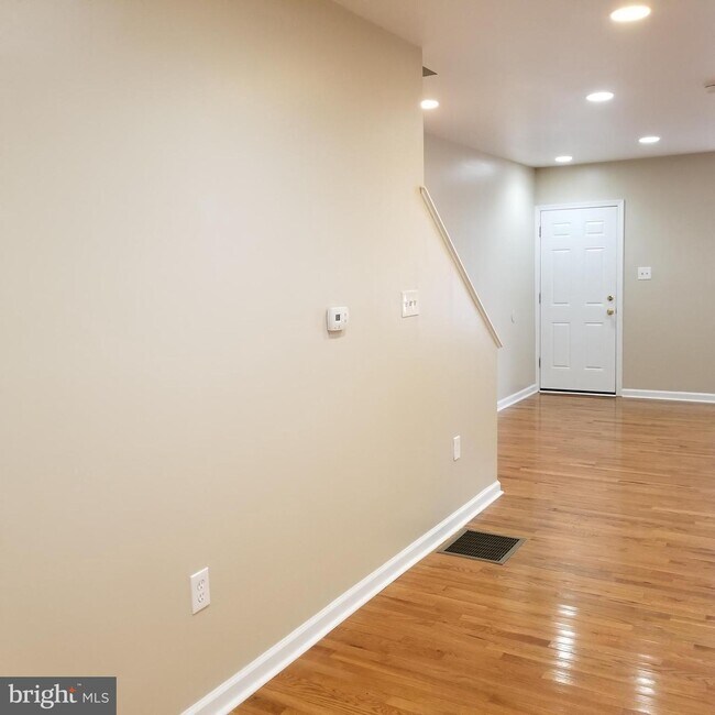 Building Photo - 1377 S 46th St