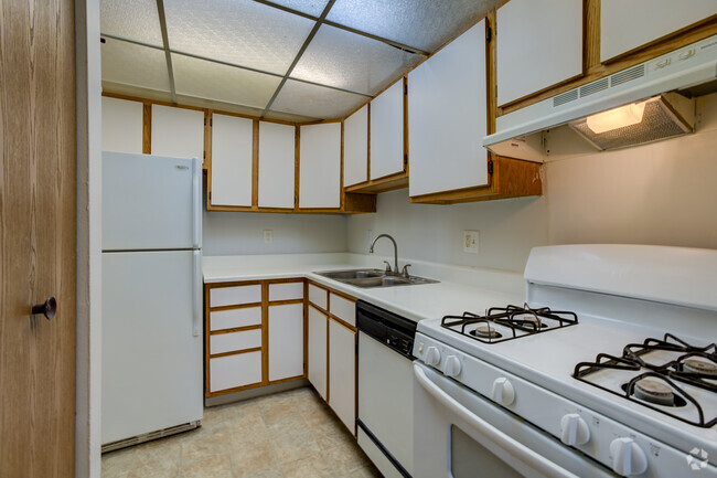 2BR, 1BA - 877SF - Kitchen - Lake Pointe